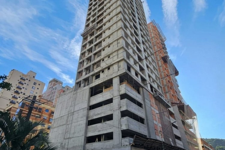03 Quartos sendo 01 Su�te Itapema SC
